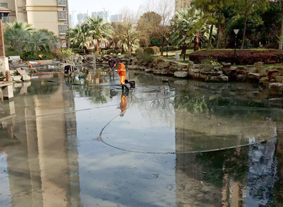 海陵景观池淤泥清理