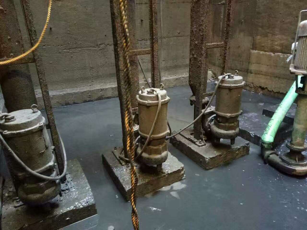 海陵污水池清理