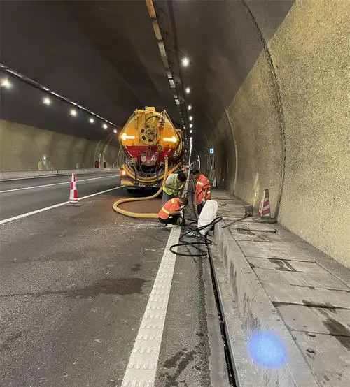 海陵隧道排水渠清淤